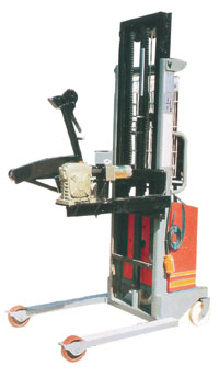 电动油桶倾翻车主要用于油桶的搬运、翻转倾倒、称量