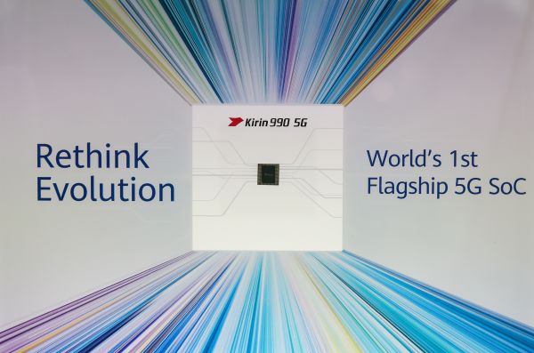 　　这是9月6日在德国首都柏林举办的第59届柏林国际消费电子展上拍摄的华为公司展区的华为麒麟990 5G SoC芯片。 （新华社）