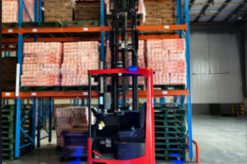 托盘式四向车的结构设计、通讯技 术、调度技术以及能力评估