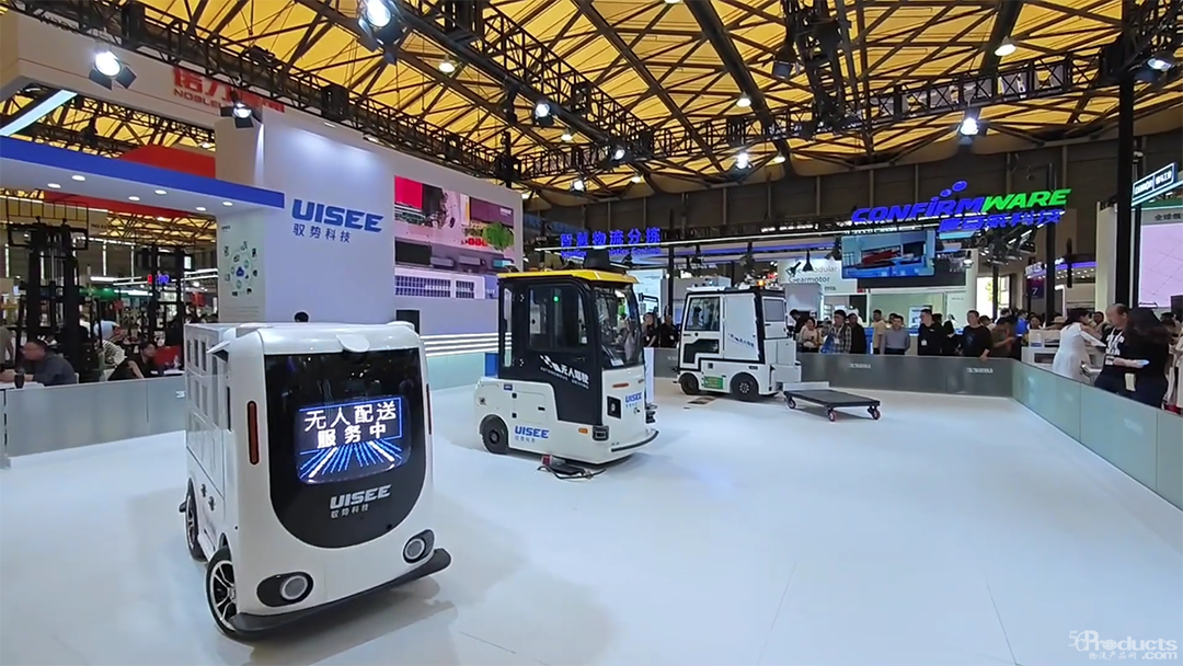UiBox無人配送車在展會現場運行.png